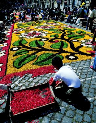 Blumenteppich an Fronleichnam in Spello 