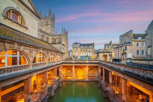 Historische römische Bäder in Bath, England, in der Dämmerung.