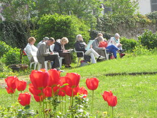 Skizzieren im Garten des Pax-Gästehauses