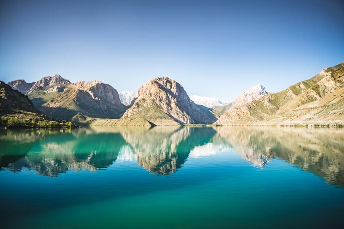 die spiegelnde Oberfläche des Iskanderkul Sees 