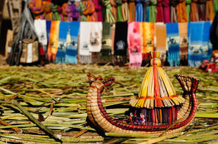 Schwimmende Boote auf dem Titicaca See