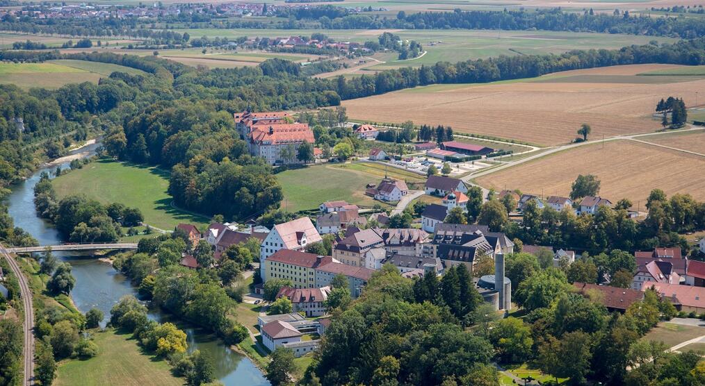 Luftbild der Klosteranlage mit Maria Hilf