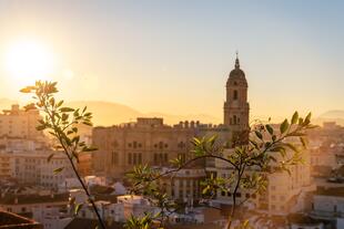 Málaga mit Kathedrale im Sonnenuntergang
