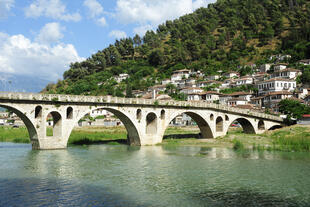 Steinbrücke über Osum Fluss