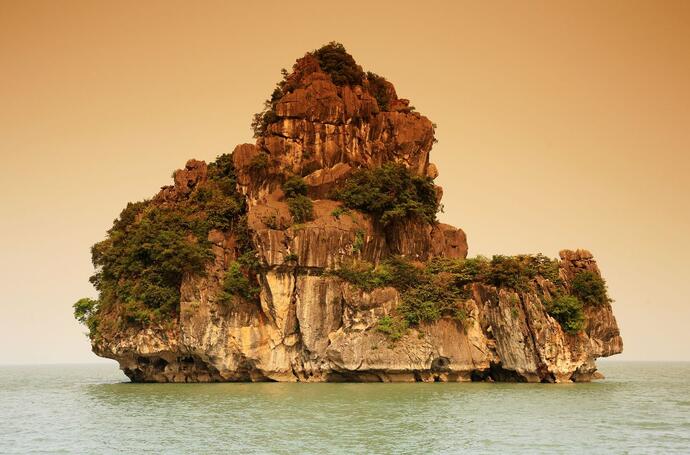 Insel in Halongbucht