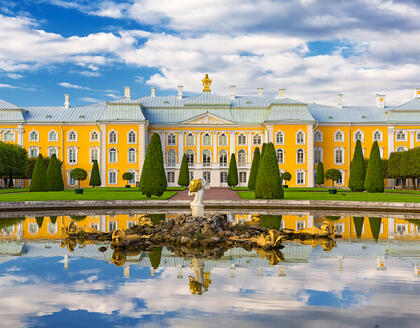 Peterhof mit Spiegelung im Wasser