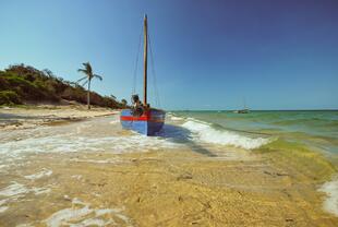 Fischerboot am Strand von Vilanculos