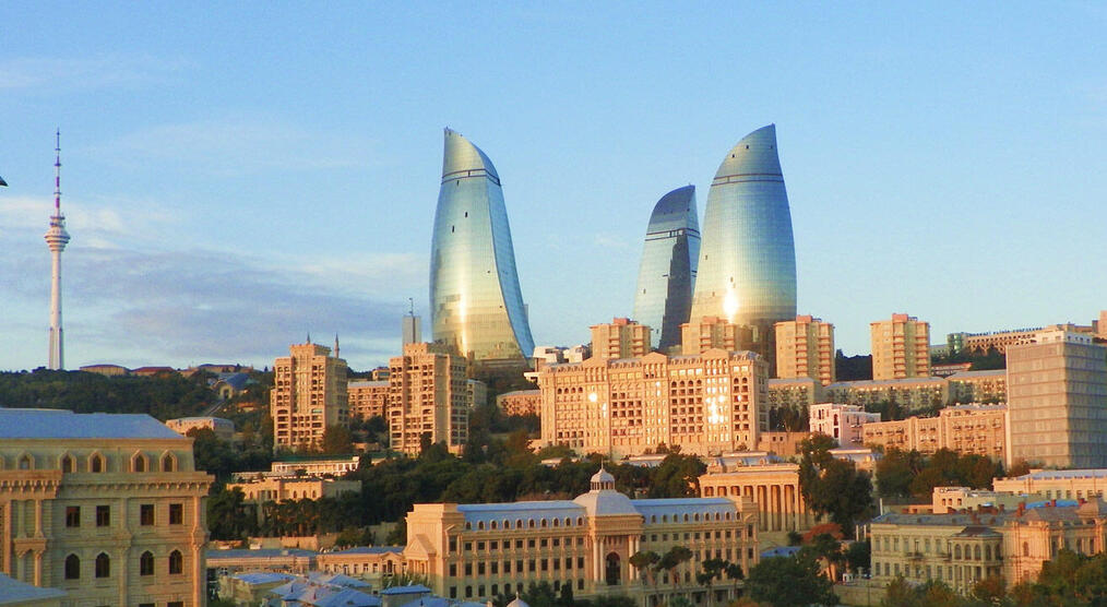 Skyline von Baku während einer Aserbaischan Gruppenreise