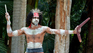 Aborigines während Demonstration eines Boomerangwurfes 