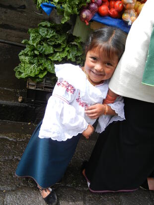 Mädchen auf dem Markt in Otavalo