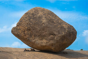 Balancierender Stein in Mahabalipuram