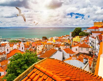 Alfama Lissabon Blick aufs Meer