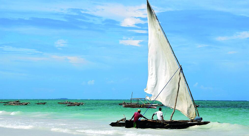 Segelboot am Strand von Sansibar