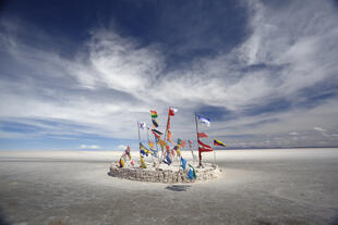 Gehisste Flaggen am Salar de Uyuni