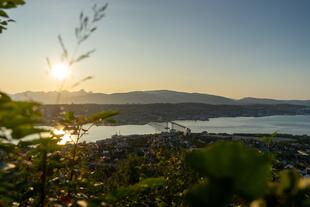 Sonnenuntergang mit Blick auf die Stadt Tromsø 