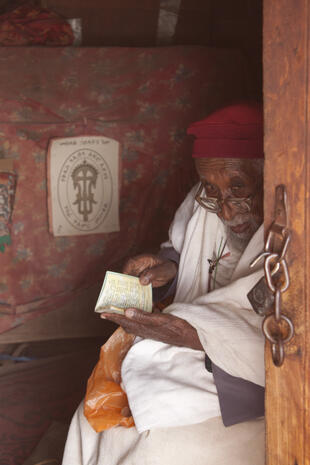 Priester in der Felsenkirche von Lalibela