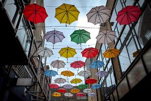 bunte Regenschirm-Installation in Dublin