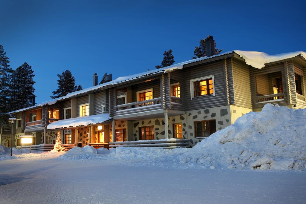 Hotelaußenansicht im Winter