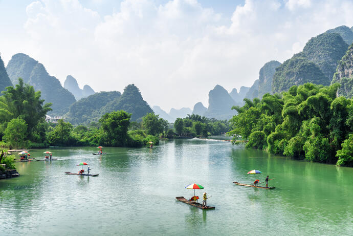 Bambusfloßfahrt auf dem Yulong River in Yangshuo 