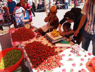 Basar mit frischem saftigen Obst