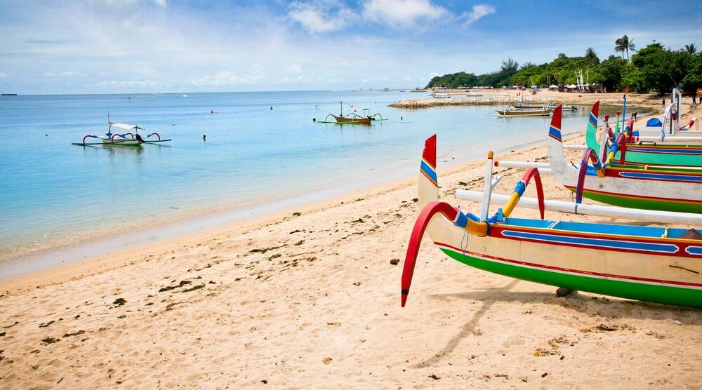 Traditionelle Fischerboote am Strand von Nusa Dua