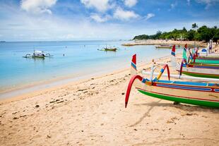 Traditionelle Fischerboote am Strand von Nusa Dua