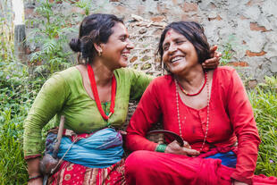 Nepalesische Frauen in traditioneller Kleidung