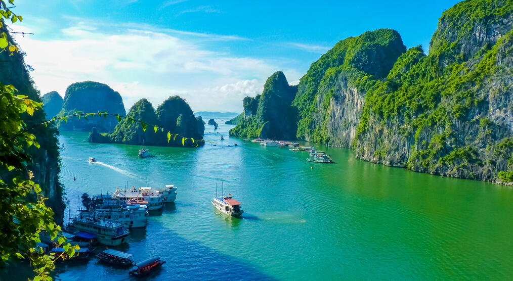 Die Halong Bucht in Vietnam als klassisches Fernreiseziel für Februar