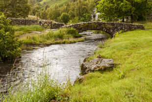 Steinbrücke in Watendlath Beck 