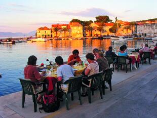 gemütliches Abendessen im Hafen von Brac