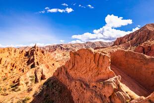 felsartige, chinesische Mauer des Skazka Canyons 