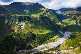 Blick auf die Landschaft an der Georgischen Heerstraße