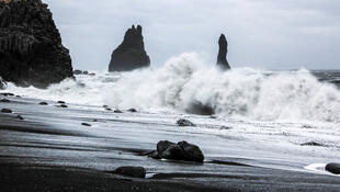 Wellen bei Reynisfjara