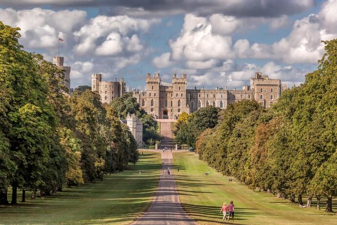 Windsor Castle, ein königlicher Wohnsitz, mit einem öffentlichen Park im Hintergrund. Der malerische Weg führt durch den gepflegten Park