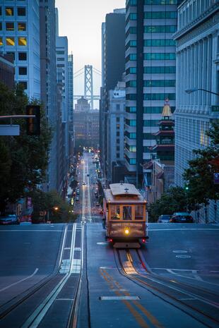 Cable Car in San Francisco bei Dämmerung