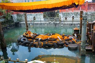 Statue des schlafenden Vishnu in Kathmandu