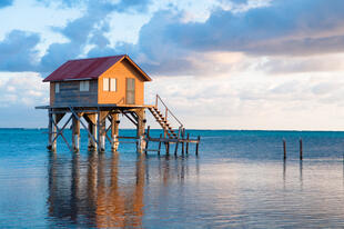 Wohnhaus im Meer shutterstock