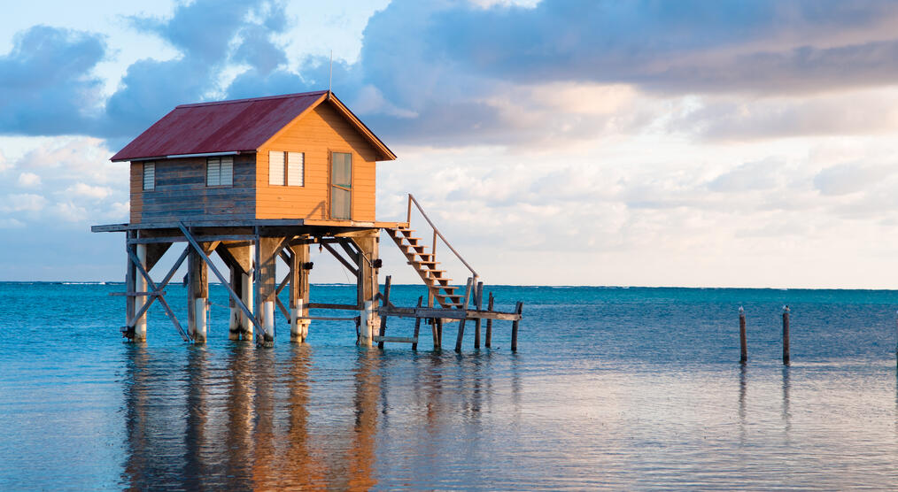 Wohnhaus im Meer shutterstock