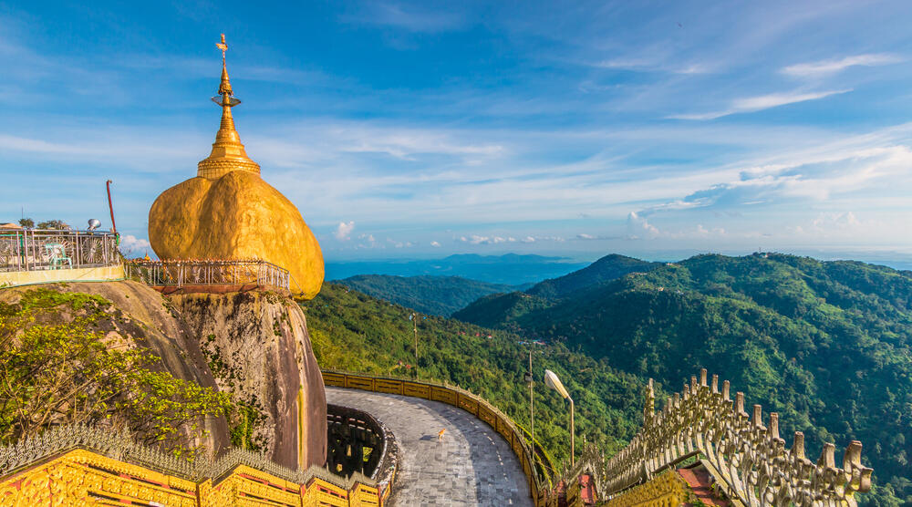 Blick auf den Goldenen Felsen und Umgebung