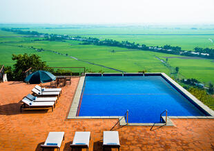 Poolanlage mit Blick auf das Mekong Delta