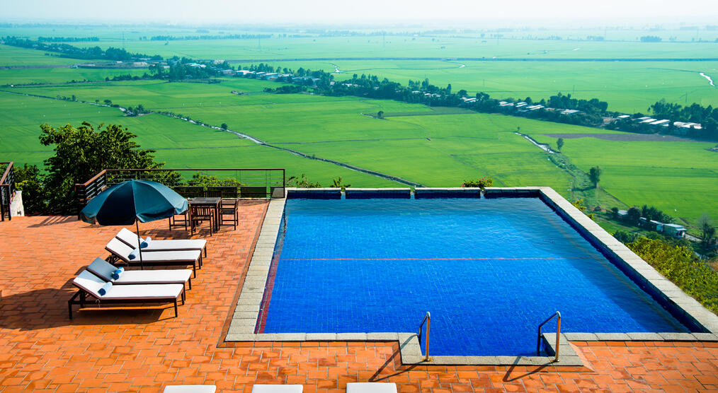 Poolanlage mit Blick auf das Mekong Delta