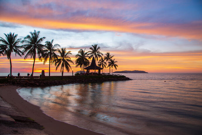 Strand von Kuta Kinabalu bei Sonnenuntergang