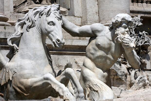 Statuen am Trevi-Brunnen