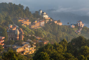 Warmer Sonnenuntergang über dem Nagarkot Village