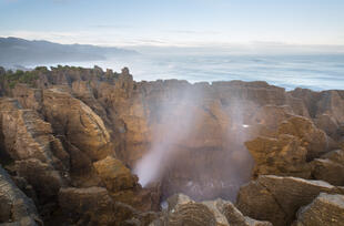 Wasser prallt auf die Pancake Rocks 