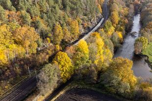 Zugstrecke durch die schwedische Landschaft