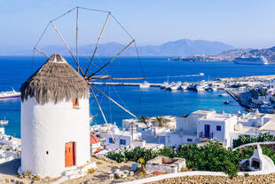 Blick auf Mykonos und die berühmten Windmühlen