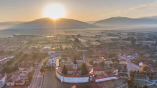 Blick über die Anlage der Kirchenburg Tartlau