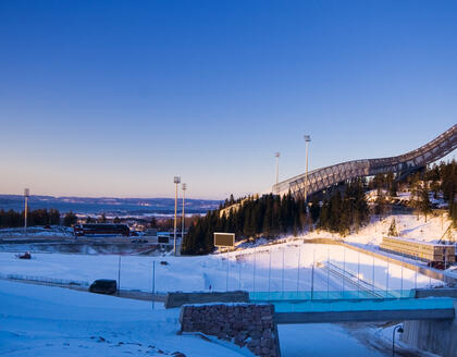 Holmenkollen Skisprungschanze im Winter