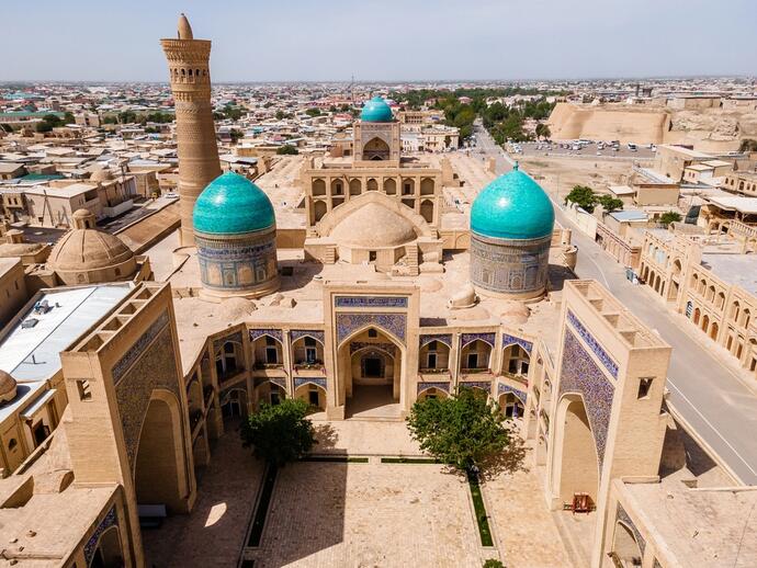 Luftsicht auf die Mir-i-Arab-Madrasa,eine der bekanntesten und bedeutendsten religiösen Schulen, in Buchara, ein beeindruckendes architektonisches Meisterwerk der islamischen Architektur.